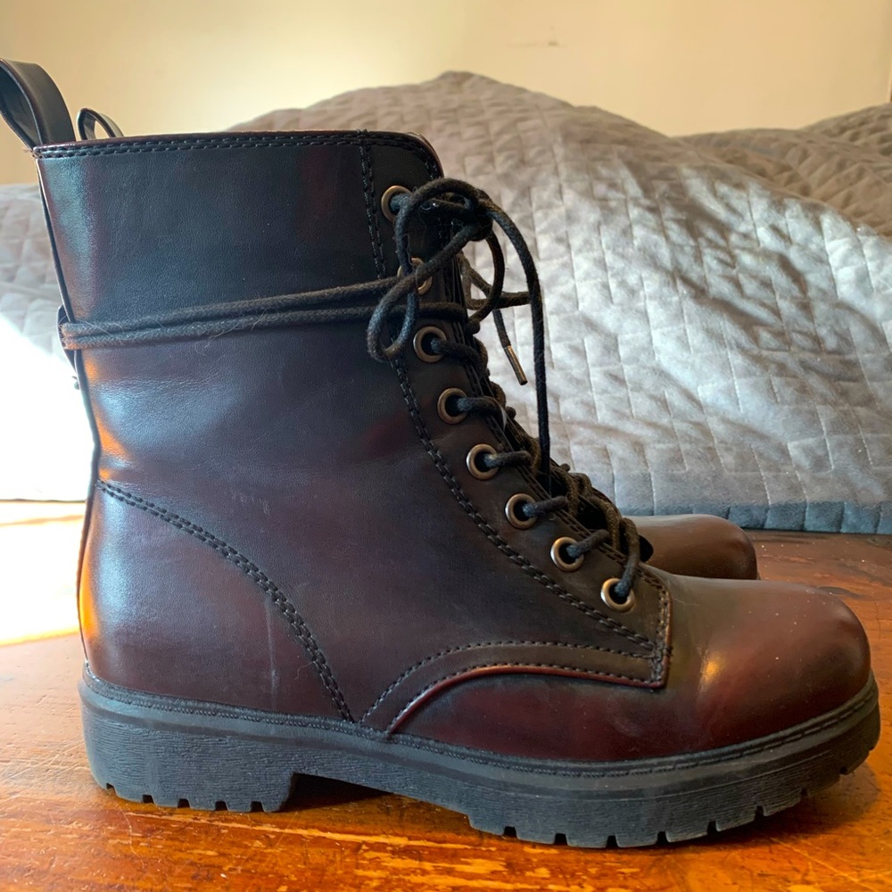 Combat style boots with zip
